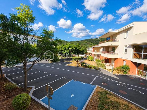 🌿 Lamalou-les-Bains – Résidence Les Villages d'Or
T3 de 55,97 m² avec terrasse de 15 m² – Résidence sécurisée

Dans l'une des résidences les plus prisées de Lamalou-les-Bains, découvrez ce magnifique appartement T3 de 55,97 m², situé au 1er étage, offrant un cadre de vie calme, lumineux et sécurisé et d'une place de PARKING.
Dès l'entrée, vous apprécierez une belle pièce de vie baignée de lumière avec sa cuisine moderne entièrement équipée (plaque, hotte, four, réfrigérateur et congélateur), ouverte sur une superbe terrasse couverte de 15 m², exposée sud-est, véritable prolongement du séjour. 

L'espace nuit comprend :

Une grande chambre de 13,80 m² avec deux dressings.
Une seconde chambre de 7,44 m², idéale en chambre d'amis ou bureau avec un accès direct à la terrasse.

Vous profiterez également d'une salle d'eau avec sèche-serviettes, d'un grand WC indépendant accessible PMR ainsi que d'un placard de rangement à l'entrée.
Un simple rafraîchissement des peintures suffira à révéler tout le potentiel de ce bel appartement.

Les atouts :

⭐ Résidence sécurisée de grand standing.
⭐ Les Villages d'Or, l'une des copropriétés les mieux cotées de Lamalou-les-Bains.
⭐ Climatisation réversible dans le séjour.
⭐ Volets roulants électriques.
⭐ Appartement très lumineux.
⭐ Grande terrasse de 15 m² exposée sud-est.
⭐ Une place de parking privative.
⭐ DPE : C.
⭐ Charges de copropriété : seulement 523 € par an.
⭐ Taxe foncière : 896 €.

Un excellent investissement

Grâce à son emplacement privilégié, à proximité des thermes et des commerces, ce bien offre également un très beau potentiel locatif. Il peut être loué environ 1 150 € pour une cure de trois semaines, constituant une opportunité idéale pour un investissement ou un complément de revenus.

Que vous recherchiez une résidence principale, un pied-à-terre ou un investissement locatif de qualité, cet appartement réunit tous les critères : emplacement, confort, luminosité et rentabilité.

Une visite suffira à vous convaincre ! 🌿🏡