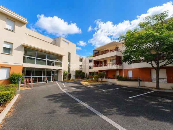 🌿 Lamalou-les-Bains – Résidence Les Villages d'Or
T3 de 55,97 m² avec terrasse de 15 m² – Résidence sécurisée

Dans l'une des résidences les plus prisées de Lamalou-les-Bains, découvrez ce magnifique appartement T3 de 55,97 m², situé au 1er étage, offrant un cadre de vie calme, lumineux et sécurisé et d'une place de PARKING.
Dès l'entrée, vous apprécierez une belle pièce de vie baignée de lumière avec sa cuisine moderne entièrement équipée (plaque, hotte, four, réfrigérateur et congélateur), ouverte sur une superbe terrasse couverte de 15 m², exposée sud-est, véritable prolongement du séjour. 

L'espace nuit comprend :

Une grande chambre de 13,80 m² avec deux dressings.
Une seconde chambre de 7,44 m², idéale en chambre d'amis ou bureau avec un accès direct à la terrasse.

Vous profiterez également d'une salle d'eau avec sèche-serviettes, d'un grand WC indépendant accessible PMR ainsi que d'un placard de rangement à l'entrée.
Un simple rafraîchissement des peintures suffira à révéler tout le potentiel de ce bel appartement.

Les atouts :

⭐ Résidence sécurisée de grand standing.
⭐ Les Villages d'Or, l'une des copropriétés les mieux cotées de Lamalou-les-Bains.
⭐ Climatisation réversible dans le séjour.
⭐ Volets roulants électriques.
⭐ Appartement très lumineux.
⭐ Grande terrasse de 15 m² exposée sud-est.
⭐ Une place de parking privative.
⭐ DPE : C.
⭐ Charges de copropriété : seulement 523 € par an.
⭐ Taxe foncière : 896 €.

Un excellent investissement

Grâce à son emplacement privilégié, à proximité des thermes et des commerces, ce bien offre également un très beau potentiel locatif. Il peut être loué environ 1 150 € pour une cure de trois semaines, constituant une opportunité idéale pour un investissement ou un complément de revenus.

Que vous recherchiez une résidence principale, un pied-à-terre ou un investissement locatif de qualité, cet appartement réunit tous les critères : emplacement, confort, luminosité et rentabilité.

Une visite suffira à vous convaincre ! 🌿🏡