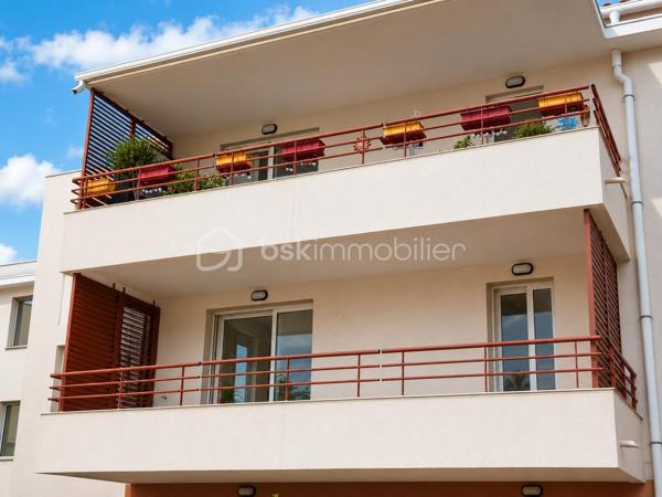🌿 Lamalou-les-Bains – Résidence Les Villages d'Or
T3 de 55,97 m² avec terrasse de 15 m² – Résidence sécurisée

Dans l'une des résidences les plus prisées de Lamalou-les-Bains, découvrez ce magnifique appartement T3 de 55,97 m², situé au 1er étage, offrant un cadre de vie calme, lumineux et sécurisé et d'une place de PARKING.
Dès l'entrée, vous apprécierez une belle pièce de vie baignée de lumière avec sa cuisine moderne entièrement équipée (plaque, hotte, four, réfrigérateur et congélateur), ouverte sur une superbe terrasse couverte de 15 m², exposée sud-est, véritable prolongement du séjour. 

L'espace nuit comprend :

Une grande chambre de 13,80 m² avec deux dressings.
Une seconde chambre de 7,44 m², idéale en chambre d'amis ou bureau avec un accès direct à la terrasse.

Vous profiterez également d'une salle d'eau avec sèche-serviettes, d'un grand WC indépendant accessible PMR ainsi que d'un placard de rangement à l'entrée.
Un simple rafraîchissement des peintures suffira à révéler tout le potentiel de ce bel appartement.

Les atouts :

⭐ Résidence sécurisée de grand standing.
⭐ Les Villages d'Or, l'une des copropriétés les mieux cotées de Lamalou-les-Bains.
⭐ Climatisation réversible dans le séjour.
⭐ Volets roulants électriques.
⭐ Appartement très lumineux.
⭐ Grande terrasse de 15 m² exposée sud-est.
⭐ Une place de parking privative.
⭐ DPE : C.
⭐ Charges de copropriété : seulement 523 € par an.
⭐ Taxe foncière : 896 €.

Un excellent investissement

Grâce à son emplacement privilégié, à proximité des thermes et des commerces, ce bien offre également un très beau potentiel locatif. Il peut être loué environ 1 150 € pour une cure de trois semaines, constituant une opportunité idéale pour un investissement ou un complément de revenus.

Que vous recherchiez une résidence principale, un pied-à-terre ou un investissement locatif de qualité, cet appartement réunit tous les critères : emplacement, confort, luminosité et rentabilité.

Une visite suffira à vous convaincre ! 🌿🏡