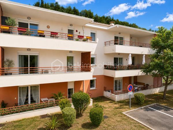 🌿 Lamalou-les-Bains – Résidence Les Villages d'Or
T3 de 55,97 m² avec terrasse de 15 m² – Résidence sécurisée

Dans l'une des résidences les plus prisées de Lamalou-les-Bains, découvrez ce magnifique appartement T3 de 55,97 m², situé au 1er étage, offrant un cadre de vie calme, lumineux et sécurisé et d'une place de PARKING.
Dès l'entrée, vous apprécierez une belle pièce de vie baignée de lumière avec sa cuisine moderne entièrement équipée (plaque, hotte, four, réfrigérateur et congélateur), ouverte sur une superbe terrasse couverte de 15 m², exposée sud-est, véritable prolongement du séjour. 

L'espace nuit comprend :

Une grande chambre de 13,80 m² avec deux dressings.
Une seconde chambre de 7,44 m², idéale en chambre d'amis ou bureau avec un accès direct à la terrasse.

Vous profiterez également d'une salle d'eau avec sèche-serviettes, d'un grand WC indépendant accessible PMR ainsi que d'un placard de rangement à l'entrée.
Un simple rafraîchissement des peintures suffira à révéler tout le potentiel de ce bel appartement.

Les atouts :

⭐ Résidence sécurisée de grand standing.
⭐ Les Villages d'Or, l'une des copropriétés les mieux cotées de Lamalou-les-Bains.
⭐ Climatisation réversible dans le séjour.
⭐ Volets roulants électriques.
⭐ Appartement très lumineux.
⭐ Grande terrasse de 15 m² exposée sud-est.
⭐ Une place de parking privative.
⭐ DPE : C.
⭐ Charges de copropriété : seulement 523 € par an.
⭐ Taxe foncière : 896 €.

Un excellent investissement

Grâce à son emplacement privilégié, à proximité des thermes et des commerces, ce bien offre également un très beau potentiel locatif. Il peut être loué environ 1 150 € pour une cure de trois semaines, constituant une opportunité idéale pour un investissement ou un complément de revenus.

Que vous recherchiez une résidence principale, un pied-à-terre ou un investissement locatif de qualité, cet appartement réunit tous les critères : emplacement, confort, luminosité et rentabilité.

Une visite suffira à vous convaincre ! 🌿🏡
