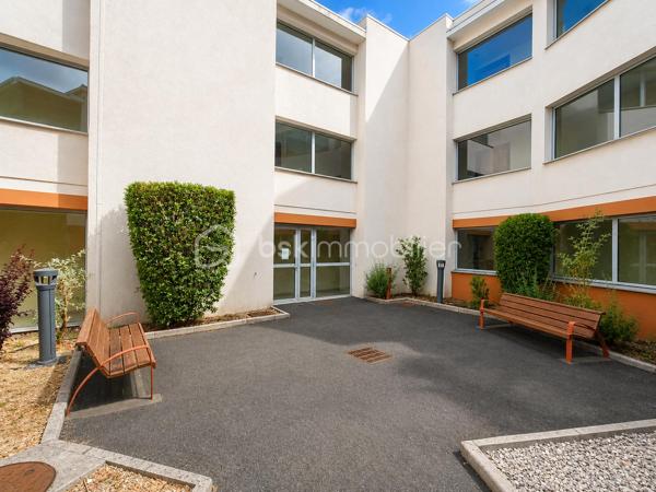 🌿 Lamalou-les-Bains – Résidence Les Villages d'Or
T3 de 55,97 m² avec terrasse de 15 m² – Résidence sécurisée

Dans l'une des résidences les plus prisées de Lamalou-les-Bains, découvrez ce magnifique appartement T3 de 55,97 m², situé au 1er étage, offrant un cadre de vie calme, lumineux et sécurisé et d'une place de PARKING.
Dès l'entrée, vous apprécierez une belle pièce de vie baignée de lumière avec sa cuisine moderne entièrement équipée (plaque, hotte, four, réfrigérateur et congélateur), ouverte sur une superbe terrasse couverte de 15 m², exposée sud-est, véritable prolongement du séjour. 

L'espace nuit comprend :

Une grande chambre de 13,80 m² avec deux dressings.
Une seconde chambre de 7,44 m², idéale en chambre d'amis ou bureau avec un accès direct à la terrasse.

Vous profiterez également d'une salle d'eau avec sèche-serviettes, d'un grand WC indépendant accessible PMR ainsi que d'un placard de rangement à l'entrée.
Un simple rafraîchissement des peintures suffira à révéler tout le potentiel de ce bel appartement.

Les atouts :

⭐ Résidence sécurisée de grand standing.
⭐ Les Villages d'Or, l'une des copropriétés les mieux cotées de Lamalou-les-Bains.
⭐ Climatisation réversible dans le séjour.
⭐ Volets roulants électriques.
⭐ Appartement très lumineux.
⭐ Grande terrasse de 15 m² exposée sud-est.
⭐ Une place de parking privative.
⭐ DPE : C.
⭐ Charges de copropriété : seulement 523 € par an.
⭐ Taxe foncière : 896 €.

Un excellent investissement

Grâce à son emplacement privilégié, à proximité des thermes et des commerces, ce bien offre également un très beau potentiel locatif. Il peut être loué environ 1 150 € pour une cure de trois semaines, constituant une opportunité idéale pour un investissement ou un complément de revenus.

Que vous recherchiez une résidence principale, un pied-à-terre ou un investissement locatif de qualité, cet appartement réunit tous les critères : emplacement, confort, luminosité et rentabilité.

Une visite suffira à vous convaincre ! 🌿🏡