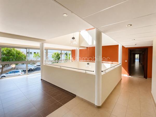 🌿 Lamalou-les-Bains – Résidence Les Villages d'Or
T3 de 55,97 m² avec terrasse de 15 m² – Résidence sécurisée

Dans l'une des résidences les plus prisées de Lamalou-les-Bains, découvrez ce magnifique appartement T3 de 55,97 m², situé au 1er étage, offrant un cadre de vie calme, lumineux et sécurisé et d'une place de PARKING.
Dès l'entrée, vous apprécierez une belle pièce de vie baignée de lumière avec sa cuisine moderne entièrement équipée (plaque, hotte, four, réfrigérateur et congélateur), ouverte sur une superbe terrasse couverte de 15 m², exposée sud-est, véritable prolongement du séjour. 

L'espace nuit comprend :

Une grande chambre de 13,80 m² avec deux dressings.
Une seconde chambre de 7,44 m², idéale en chambre d'amis ou bureau avec un accès direct à la terrasse.

Vous profiterez également d'une salle d'eau avec sèche-serviettes, d'un grand WC indépendant accessible PMR ainsi que d'un placard de rangement à l'entrée.
Un simple rafraîchissement des peintures suffira à révéler tout le potentiel de ce bel appartement.

Les atouts :

⭐ Résidence sécurisée de grand standing.
⭐ Les Villages d'Or, l'une des copropriétés les mieux cotées de Lamalou-les-Bains.
⭐ Climatisation réversible dans le séjour.
⭐ Volets roulants électriques.
⭐ Appartement très lumineux.
⭐ Grande terrasse de 15 m² exposée sud-est.
⭐ Une place de parking privative.
⭐ DPE : C.
⭐ Charges de copropriété : seulement 523 € par an.
⭐ Taxe foncière : 896 €.

Un excellent investissement

Grâce à son emplacement privilégié, à proximité des thermes et des commerces, ce bien offre également un très beau potentiel locatif. Il peut être loué environ 1 150 € pour une cure de trois semaines, constituant une opportunité idéale pour un investissement ou un complément de revenus.

Que vous recherchiez une résidence principale, un pied-à-terre ou un investissement locatif de qualité, cet appartement réunit tous les critères : emplacement, confort, luminosité et rentabilité.

Une visite suffira à vous convaincre ! 🌿🏡