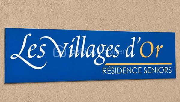🌿 Lamalou-les-Bains – Résidence Les Villages d'Or
T3 de 55,97 m² avec terrasse de 15 m² – Résidence sécurisée

Dans l'une des résidences les plus prisées de Lamalou-les-Bains, découvrez ce magnifique appartement T3 de 55,97 m², situé au 1er étage, offrant un cadre de vie calme, lumineux et sécurisé et d'une place de PARKING.
Dès l'entrée, vous apprécierez une belle pièce de vie baignée de lumière avec sa cuisine moderne entièrement équipée (plaque, hotte, four, réfrigérateur et congélateur), ouverte sur une superbe terrasse couverte de 15 m², exposée sud-est, véritable prolongement du séjour. 

L'espace nuit comprend :

Une grande chambre de 13,80 m² avec deux dressings.
Une seconde chambre de 7,44 m², idéale en chambre d'amis ou bureau avec un accès direct à la terrasse.

Vous profiterez également d'une salle d'eau avec sèche-serviettes, d'un grand WC indépendant accessible PMR ainsi que d'un placard de rangement à l'entrée.
Un simple rafraîchissement des peintures suffira à révéler tout le potentiel de ce bel appartement.

Les atouts :

⭐ Résidence sécurisée de grand standing.
⭐ Les Villages d'Or, l'une des copropriétés les mieux cotées de Lamalou-les-Bains.
⭐ Climatisation réversible dans le séjour.
⭐ Volets roulants électriques.
⭐ Appartement très lumineux.
⭐ Grande terrasse de 15 m² exposée sud-est.
⭐ Une place de parking privative.
⭐ DPE : C.
⭐ Charges de copropriété : seulement 523 € par an.
⭐ Taxe foncière : 896 €.

Un excellent investissement

Grâce à son emplacement privilégié, à proximité des thermes et des commerces, ce bien offre également un très beau potentiel locatif. Il peut être loué environ 1 150 € pour une cure de trois semaines, constituant une opportunité idéale pour un investissement ou un complément de revenus.

Que vous recherchiez une résidence principale, un pied-à-terre ou un investissement locatif de qualité, cet appartement réunit tous les critères : emplacement, confort, luminosité et rentabilité.

Une visite suffira à vous convaincre ! 🌿🏡