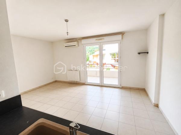 🌿 Lamalou-les-Bains – Résidence Les Villages d'Or
T3 de 55,97 m² avec terrasse de 15 m² – Résidence sécurisée

Dans l'une des résidences les plus prisées de Lamalou-les-Bains, découvrez ce magnifique appartement T3 de 55,97 m², situé au 1er étage, offrant un cadre de vie calme, lumineux et sécurisé et d'une place de PARKING.
Dès l'entrée, vous apprécierez une belle pièce de vie baignée de lumière avec sa cuisine moderne entièrement équipée (plaque, hotte, four, réfrigérateur et congélateur), ouverte sur une superbe terrasse couverte de 15 m², exposée sud-est, véritable prolongement du séjour. 

L'espace nuit comprend :

Une grande chambre de 13,80 m² avec deux dressings.
Une seconde chambre de 7,44 m², idéale en chambre d'amis ou bureau avec un accès direct à la terrasse.

Vous profiterez également d'une salle d'eau avec sèche-serviettes, d'un grand WC indépendant accessible PMR ainsi que d'un placard de rangement à l'entrée.
Un simple rafraîchissement des peintures suffira à révéler tout le potentiel de ce bel appartement.

Les atouts :

⭐ Résidence sécurisée de grand standing.
⭐ Les Villages d'Or, l'une des copropriétés les mieux cotées de Lamalou-les-Bains.
⭐ Climatisation réversible dans le séjour.
⭐ Volets roulants électriques.
⭐ Appartement très lumineux.
⭐ Grande terrasse de 15 m² exposée sud-est.
⭐ Une place de parking privative.
⭐ DPE : C.
⭐ Charges de copropriété : seulement 523 € par an.
⭐ Taxe foncière : 896 €.

Un excellent investissement

Grâce à son emplacement privilégié, à proximité des thermes et des commerces, ce bien offre également un très beau potentiel locatif. Il peut être loué environ 1 150 € pour une cure de trois semaines, constituant une opportunité idéale pour un investissement ou un complément de revenus.

Que vous recherchiez une résidence principale, un pied-à-terre ou un investissement locatif de qualité, cet appartement réunit tous les critères : emplacement, confort, luminosité et rentabilité.

Une visite suffira à vous convaincre ! 🌿🏡