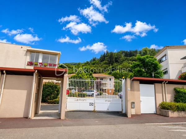 🌿 Lamalou-les-Bains – Résidence Les Villages d'Or
T3 de 55,97 m² avec terrasse de 15 m² – Résidence sécurisée

Dans l'une des résidences les plus prisées de Lamalou-les-Bains, découvrez ce magnifique appartement T3 de 55,97 m², situé au 1er étage, offrant un cadre de vie calme, lumineux et sécurisé et d'une place de PARKING.
Dès l'entrée, vous apprécierez une belle pièce de vie baignée de lumière avec sa cuisine moderne entièrement équipée (plaque, hotte, four, réfrigérateur et congélateur), ouverte sur une superbe terrasse couverte de 15 m², exposée sud-est, véritable prolongement du séjour. 

L'espace nuit comprend :

Une grande chambre de 13,80 m² avec deux dressings.
Une seconde chambre de 7,44 m², idéale en chambre d'amis ou bureau avec un accès direct à la terrasse.

Vous profiterez également d'une salle d'eau avec sèche-serviettes, d'un grand WC indépendant accessible PMR ainsi que d'un placard de rangement à l'entrée.
Un simple rafraîchissement des peintures suffira à révéler tout le potentiel de ce bel appartement.

Les atouts :

⭐ Résidence sécurisée de grand standing.
⭐ Les Villages d'Or, l'une des copropriétés les mieux cotées de Lamalou-les-Bains.
⭐ Climatisation réversible dans le séjour.
⭐ Volets roulants électriques.
⭐ Appartement très lumineux.
⭐ Grande terrasse de 15 m² exposée sud-est.
⭐ Une place de parking privative.
⭐ DPE : C.
⭐ Charges de copropriété : seulement 523 € par an.
⭐ Taxe foncière : 896 €.

Un excellent investissement

Grâce à son emplacement privilégié, à proximité des thermes et des commerces, ce bien offre également un très beau potentiel locatif. Il peut être loué environ 1 150 € pour une cure de trois semaines, constituant une opportunité idéale pour un investissement ou un complément de revenus.

Que vous recherchiez une résidence principale, un pied-à-terre ou un investissement locatif de qualité, cet appartement réunit tous les critères : emplacement, confort, luminosité et rentabilité.

Une visite suffira à vous convaincre ! 🌿🏡
