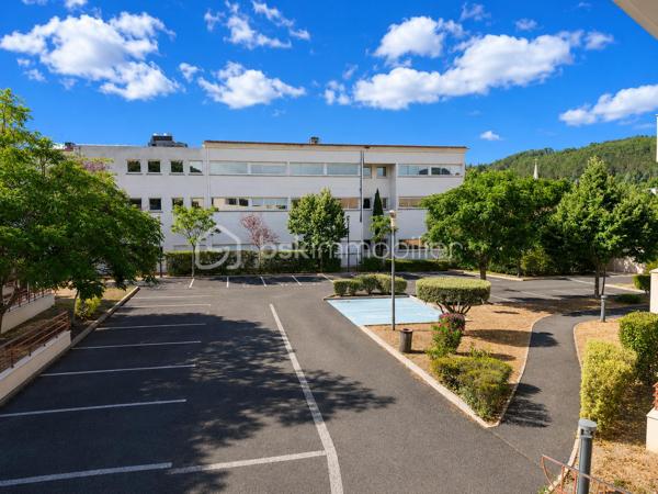 🌿 Lamalou-les-Bains – Résidence Les Villages d'Or
T3 de 55,97 m² avec terrasse de 15 m² – Résidence sécurisée

Dans l'une des résidences les plus prisées de Lamalou-les-Bains, découvrez ce magnifique appartement T3 de 55,97 m², situé au 1er étage, offrant un cadre de vie calme, lumineux et sécurisé et d'une place de PARKING.
Dès l'entrée, vous apprécierez une belle pièce de vie baignée de lumière avec sa cuisine moderne entièrement équipée (plaque, hotte, four, réfrigérateur et congélateur), ouverte sur une superbe terrasse couverte de 15 m², exposée sud-est, véritable prolongement du séjour. 

L'espace nuit comprend :

Une grande chambre de 13,80 m² avec deux dressings.
Une seconde chambre de 7,44 m², idéale en chambre d'amis ou bureau avec un accès direct à la terrasse.

Vous profiterez également d'une salle d'eau avec sèche-serviettes, d'un grand WC indépendant accessible PMR ainsi que d'un placard de rangement à l'entrée.
Un simple rafraîchissement des peintures suffira à révéler tout le potentiel de ce bel appartement.

Les atouts :

⭐ Résidence sécurisée de grand standing.
⭐ Les Villages d'Or, l'une des copropriétés les mieux cotées de Lamalou-les-Bains.
⭐ Climatisation réversible dans le séjour.
⭐ Volets roulants électriques.
⭐ Appartement très lumineux.
⭐ Grande terrasse de 15 m² exposée sud-est.
⭐ Une place de parking privative.
⭐ DPE : C.
⭐ Charges de copropriété : seulement 523 € par an.
⭐ Taxe foncière : 896 €.

Un excellent investissement

Grâce à son emplacement privilégié, à proximité des thermes et des commerces, ce bien offre également un très beau potentiel locatif. Il peut être loué environ 1 150 € pour une cure de trois semaines, constituant une opportunité idéale pour un investissement ou un complément de revenus.

Que vous recherchiez une résidence principale, un pied-à-terre ou un investissement locatif de qualité, cet appartement réunit tous les critères : emplacement, confort, luminosité et rentabilité.

Une visite suffira à vous convaincre ! 🌿🏡