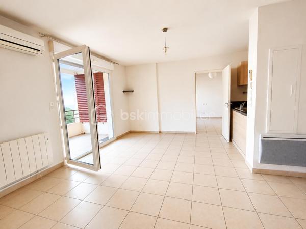 🌿 Lamalou-les-Bains – Résidence Les Villages d'Or
T3 de 55,97 m² avec terrasse de 15 m² – Résidence sécurisée

Dans l'une des résidences les plus prisées de Lamalou-les-Bains, découvrez ce magnifique appartement T3 de 55,97 m², situé au 1er étage, offrant un cadre de vie calme, lumineux et sécurisé et d'une place de PARKING.
Dès l'entrée, vous apprécierez une belle pièce de vie baignée de lumière avec sa cuisine moderne entièrement équipée (plaque, hotte, four, réfrigérateur et congélateur), ouverte sur une superbe terrasse couverte de 15 m², exposée sud-est, véritable prolongement du séjour. 

L'espace nuit comprend :

Une grande chambre de 13,80 m² avec deux dressings.
Une seconde chambre de 7,44 m², idéale en chambre d'amis ou bureau avec un accès direct à la terrasse.

Vous profiterez également d'une salle d'eau avec sèche-serviettes, d'un grand WC indépendant accessible PMR ainsi que d'un placard de rangement à l'entrée.
Un simple rafraîchissement des peintures suffira à révéler tout le potentiel de ce bel appartement.

Les atouts :

⭐ Résidence sécurisée de grand standing.
⭐ Les Villages d'Or, l'une des copropriétés les mieux cotées de Lamalou-les-Bains.
⭐ Climatisation réversible dans le séjour.
⭐ Volets roulants électriques.
⭐ Appartement très lumineux.
⭐ Grande terrasse de 15 m² exposée sud-est.
⭐ Une place de parking privative.
⭐ DPE : C.
⭐ Charges de copropriété : seulement 523 € par an.
⭐ Taxe foncière : 896 €.

Un excellent investissement

Grâce à son emplacement privilégié, à proximité des thermes et des commerces, ce bien offre également un très beau potentiel locatif. Il peut être loué environ 1 150 € pour une cure de trois semaines, constituant une opportunité idéale pour un investissement ou un complément de revenus.

Que vous recherchiez une résidence principale, un pied-à-terre ou un investissement locatif de qualité, cet appartement réunit tous les critères : emplacement, confort, luminosité et rentabilité.

Une visite suffira à vous convaincre ! 🌿🏡