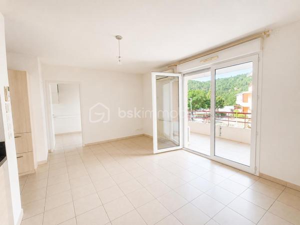 🌿 Lamalou-les-Bains – Résidence Les Villages d'Or
T3 de 55,97 m² avec terrasse de 15 m² – Résidence sécurisée

Dans l'une des résidences les plus prisées de Lamalou-les-Bains, découvrez ce magnifique appartement T3 de 55,97 m², situé au 1er étage, offrant un cadre de vie calme, lumineux et sécurisé et d'une place de PARKING.
Dès l'entrée, vous apprécierez une belle pièce de vie baignée de lumière avec sa cuisine moderne entièrement équipée (plaque, hotte, four, réfrigérateur et congélateur), ouverte sur une superbe terrasse couverte de 15 m², exposée sud-est, véritable prolongement du séjour. 

L'espace nuit comprend :

Une grande chambre de 13,80 m² avec deux dressings.
Une seconde chambre de 7,44 m², idéale en chambre d'amis ou bureau avec un accès direct à la terrasse.

Vous profiterez également d'une salle d'eau avec sèche-serviettes, d'un grand WC indépendant accessible PMR ainsi que d'un placard de rangement à l'entrée.
Un simple rafraîchissement des peintures suffira à révéler tout le potentiel de ce bel appartement.

Les atouts :

⭐ Résidence sécurisée de grand standing.
⭐ Les Villages d'Or, l'une des copropriétés les mieux cotées de Lamalou-les-Bains.
⭐ Climatisation réversible dans le séjour.
⭐ Volets roulants électriques.
⭐ Appartement très lumineux.
⭐ Grande terrasse de 15 m² exposée sud-est.
⭐ Une place de parking privative.
⭐ DPE : C.
⭐ Charges de copropriété : seulement 523 € par an.
⭐ Taxe foncière : 896 €.

Un excellent investissement

Grâce à son emplacement privilégié, à proximité des thermes et des commerces, ce bien offre également un très beau potentiel locatif. Il peut être loué environ 1 150 € pour une cure de trois semaines, constituant une opportunité idéale pour un investissement ou un complément de revenus.

Que vous recherchiez une résidence principale, un pied-à-terre ou un investissement locatif de qualité, cet appartement réunit tous les critères : emplacement, confort, luminosité et rentabilité.

Une visite suffira à vous convaincre ! 🌿🏡
