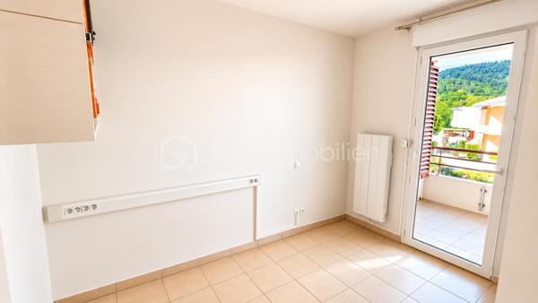 🌿 Lamalou-les-Bains – Résidence Les Villages d'Or
T3 de 55,97 m² avec terrasse de 15 m² – Résidence sécurisée

Dans l'une des résidences les plus prisées de Lamalou-les-Bains, découvrez ce magnifique appartement T3 de 55,97 m², situé au 1er étage, offrant un cadre de vie calme, lumineux et sécurisé et d'une place de PARKING.
Dès l'entrée, vous apprécierez une belle pièce de vie baignée de lumière avec sa cuisine moderne entièrement équipée (plaque, hotte, four, réfrigérateur et congélateur), ouverte sur une superbe terrasse couverte de 15 m², exposée sud-est, véritable prolongement du séjour. 

L'espace nuit comprend :

Une grande chambre de 13,80 m² avec deux dressings.
Une seconde chambre de 7,44 m², idéale en chambre d'amis ou bureau avec un accès direct à la terrasse.

Vous profiterez également d'une salle d'eau avec sèche-serviettes, d'un grand WC indépendant accessible PMR ainsi que d'un placard de rangement à l'entrée.
Un simple rafraîchissement des peintures suffira à révéler tout le potentiel de ce bel appartement.

Les atouts :

⭐ Résidence sécurisée de grand standing.
⭐ Les Villages d'Or, l'une des copropriétés les mieux cotées de Lamalou-les-Bains.
⭐ Climatisation réversible dans le séjour.
⭐ Volets roulants électriques.
⭐ Appartement très lumineux.
⭐ Grande terrasse de 15 m² exposée sud-est.
⭐ Une place de parking privative.
⭐ DPE : C.
⭐ Charges de copropriété : seulement 523 € par an.
⭐ Taxe foncière : 896 €.

Un excellent investissement

Grâce à son emplacement privilégié, à proximité des thermes et des commerces, ce bien offre également un très beau potentiel locatif. Il peut être loué environ 1 150 € pour une cure de trois semaines, constituant une opportunité idéale pour un investissement ou un complément de revenus.

Que vous recherchiez une résidence principale, un pied-à-terre ou un investissement locatif de qualité, cet appartement réunit tous les critères : emplacement, confort, luminosité et rentabilité.

Une visite suffira à vous convaincre ! 🌿🏡