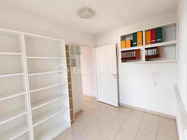 🌿 Lamalou-les-Bains – Résidence Les Villages d'Or
T3 de 55,97 m² avec terrasse de 15 m² – Résidence sécurisée

Dans l'une des résidences les plus prisées de Lamalou-les-Bains, découvrez ce magnifique appartement T3 de 55,97 m², situé au 1er étage, offrant un cadre de vie calme, lumineux et sécurisé et d'une place de PARKING.
Dès l'entrée, vous apprécierez une belle pièce de vie baignée de lumière avec sa cuisine moderne entièrement équipée (plaque, hotte, four, réfrigérateur et congélateur), ouverte sur une superbe terrasse couverte de 15 m², exposée sud-est, véritable prolongement du séjour. 

L'espace nuit comprend :

Une grande chambre de 13,80 m² avec deux dressings.
Une seconde chambre de 7,44 m², idéale en chambre d'amis ou bureau avec un accès direct à la terrasse.

Vous profiterez également d'une salle d'eau avec sèche-serviettes, d'un grand WC indépendant accessible PMR ainsi que d'un placard de rangement à l'entrée.
Un simple rafraîchissement des peintures suffira à révéler tout le potentiel de ce bel appartement.

Les atouts :

⭐ Résidence sécurisée de grand standing.
⭐ Les Villages d'Or, l'une des copropriétés les mieux cotées de Lamalou-les-Bains.
⭐ Climatisation réversible dans le séjour.
⭐ Volets roulants électriques.
⭐ Appartement très lumineux.
⭐ Grande terrasse de 15 m² exposée sud-est.
⭐ Une place de parking privative.
⭐ DPE : C.
⭐ Charges de copropriété : seulement 523 € par an.
⭐ Taxe foncière : 896 €.

Un excellent investissement

Grâce à son emplacement privilégié, à proximité des thermes et des commerces, ce bien offre également un très beau potentiel locatif. Il peut être loué environ 1 150 € pour une cure de trois semaines, constituant une opportunité idéale pour un investissement ou un complément de revenus.

Que vous recherchiez une résidence principale, un pied-à-terre ou un investissement locatif de qualité, cet appartement réunit tous les critères : emplacement, confort, luminosité et rentabilité.

Une visite suffira à vous convaincre ! 🌿🏡