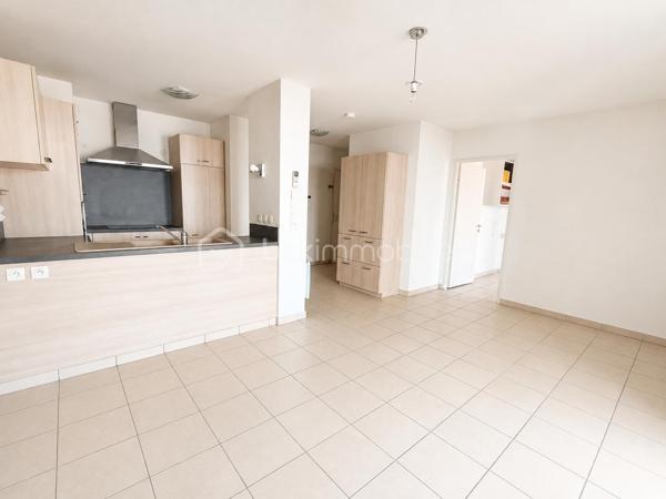 🌿 Lamalou-les-Bains – Résidence Les Villages d'Or
T3 de 55,97 m² avec terrasse de 15 m² – Résidence sécurisée

Dans l'une des résidences les plus prisées de Lamalou-les-Bains, découvrez ce magnifique appartement T3 de 55,97 m², situé au 1er étage, offrant un cadre de vie calme, lumineux et sécurisé et d'une place de PARKING.
Dès l'entrée, vous apprécierez une belle pièce de vie baignée de lumière avec sa cuisine moderne entièrement équipée (plaque, hotte, four, réfrigérateur et congélateur), ouverte sur une superbe terrasse couverte de 15 m², exposée sud-est, véritable prolongement du séjour. 

L'espace nuit comprend :

Une grande chambre de 13,80 m² avec deux dressings.
Une seconde chambre de 7,44 m², idéale en chambre d'amis ou bureau avec un accès direct à la terrasse.

Vous profiterez également d'une salle d'eau avec sèche-serviettes, d'un grand WC indépendant accessible PMR ainsi que d'un placard de rangement à l'entrée.
Un simple rafraîchissement des peintures suffira à révéler tout le potentiel de ce bel appartement.

Les atouts :

⭐ Résidence sécurisée de grand standing.
⭐ Les Villages d'Or, l'une des copropriétés les mieux cotées de Lamalou-les-Bains.
⭐ Climatisation réversible dans le séjour.
⭐ Volets roulants électriques.
⭐ Appartement très lumineux.
⭐ Grande terrasse de 15 m² exposée sud-est.
⭐ Une place de parking privative.
⭐ DPE : C.
⭐ Charges de copropriété : seulement 523 € par an.
⭐ Taxe foncière : 896 €.

Un excellent investissement

Grâce à son emplacement privilégié, à proximité des thermes et des commerces, ce bien offre également un très beau potentiel locatif. Il peut être loué environ 1 150 € pour une cure de trois semaines, constituant une opportunité idéale pour un investissement ou un complément de revenus.

Que vous recherchiez une résidence principale, un pied-à-terre ou un investissement locatif de qualité, cet appartement réunit tous les critères : emplacement, confort, luminosité et rentabilité.

Une visite suffira à vous convaincre ! 🌿🏡