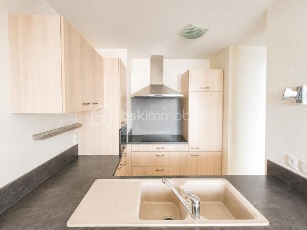 🌿 Lamalou-les-Bains – Résidence Les Villages d'Or
T3 de 55,97 m² avec terrasse de 15 m² – Résidence sécurisée

Dans l'une des résidences les plus prisées de Lamalou-les-Bains, découvrez ce magnifique appartement T3 de 55,97 m², situé au 1er étage, offrant un cadre de vie calme, lumineux et sécurisé et d'une place de PARKING.
Dès l'entrée, vous apprécierez une belle pièce de vie baignée de lumière avec sa cuisine moderne entièrement équipée (plaque, hotte, four, réfrigérateur et congélateur), ouverte sur une superbe terrasse couverte de 15 m², exposée sud-est, véritable prolongement du séjour. 

L'espace nuit comprend :

Une grande chambre de 13,80 m² avec deux dressings.
Une seconde chambre de 7,44 m², idéale en chambre d'amis ou bureau avec un accès direct à la terrasse.

Vous profiterez également d'une salle d'eau avec sèche-serviettes, d'un grand WC indépendant accessible PMR ainsi que d'un placard de rangement à l'entrée.
Un simple rafraîchissement des peintures suffira à révéler tout le potentiel de ce bel appartement.

Les atouts :

⭐ Résidence sécurisée de grand standing.
⭐ Les Villages d'Or, l'une des copropriétés les mieux cotées de Lamalou-les-Bains.
⭐ Climatisation réversible dans le séjour.
⭐ Volets roulants électriques.
⭐ Appartement très lumineux.
⭐ Grande terrasse de 15 m² exposée sud-est.
⭐ Une place de parking privative.
⭐ DPE : C.
⭐ Charges de copropriété : seulement 523 € par an.
⭐ Taxe foncière : 896 €.

Un excellent investissement

Grâce à son emplacement privilégié, à proximité des thermes et des commerces, ce bien offre également un très beau potentiel locatif. Il peut être loué environ 1 150 € pour une cure de trois semaines, constituant une opportunité idéale pour un investissement ou un complément de revenus.

Que vous recherchiez une résidence principale, un pied-à-terre ou un investissement locatif de qualité, cet appartement réunit tous les critères : emplacement, confort, luminosité et rentabilité.

Une visite suffira à vous convaincre ! 🌿🏡