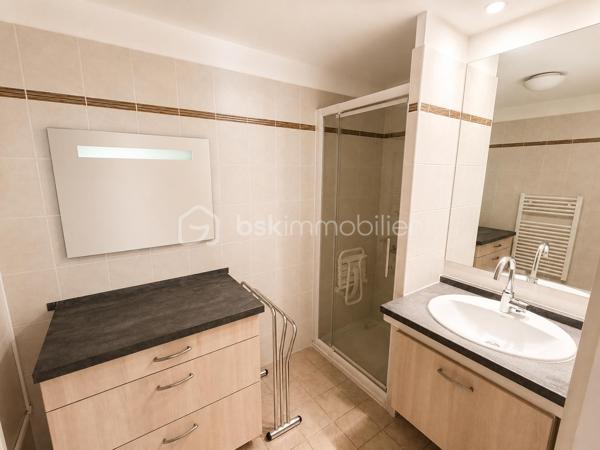 🌿 Lamalou-les-Bains – Résidence Les Villages d'Or
T3 de 55,97 m² avec terrasse de 15 m² – Résidence sécurisée

Dans l'une des résidences les plus prisées de Lamalou-les-Bains, découvrez ce magnifique appartement T3 de 55,97 m², situé au 1er étage, offrant un cadre de vie calme, lumineux et sécurisé et d'une place de PARKING.
Dès l'entrée, vous apprécierez une belle pièce de vie baignée de lumière avec sa cuisine moderne entièrement équipée (plaque, hotte, four, réfrigérateur et congélateur), ouverte sur une superbe terrasse couverte de 15 m², exposée sud-est, véritable prolongement du séjour. 

L'espace nuit comprend :

Une grande chambre de 13,80 m² avec deux dressings.
Une seconde chambre de 7,44 m², idéale en chambre d'amis ou bureau avec un accès direct à la terrasse.

Vous profiterez également d'une salle d'eau avec sèche-serviettes, d'un grand WC indépendant accessible PMR ainsi que d'un placard de rangement à l'entrée.
Un simple rafraîchissement des peintures suffira à révéler tout le potentiel de ce bel appartement.

Les atouts :

⭐ Résidence sécurisée de grand standing.
⭐ Les Villages d'Or, l'une des copropriétés les mieux cotées de Lamalou-les-Bains.
⭐ Climatisation réversible dans le séjour.
⭐ Volets roulants électriques.
⭐ Appartement très lumineux.
⭐ Grande terrasse de 15 m² exposée sud-est.
⭐ Une place de parking privative.
⭐ DPE : C.
⭐ Charges de copropriété : seulement 523 € par an.
⭐ Taxe foncière : 896 €.

Un excellent investissement

Grâce à son emplacement privilégié, à proximité des thermes et des commerces, ce bien offre également un très beau potentiel locatif. Il peut être loué environ 1 150 € pour une cure de trois semaines, constituant une opportunité idéale pour un investissement ou un complément de revenus.

Que vous recherchiez une résidence principale, un pied-à-terre ou un investissement locatif de qualité, cet appartement réunit tous les critères : emplacement, confort, luminosité et rentabilité.

Une visite suffira à vous convaincre ! 🌿🏡