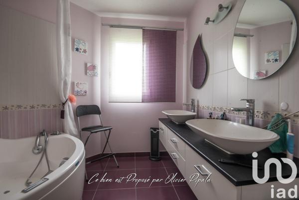 Maison traditionnelle 7 pièces de 174 m² à Mortagne-sur-Sèvre (85290)