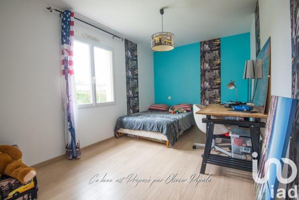 Maison traditionnelle 7 pièces de 174 m² à Mortagne-sur-Sèvre (85290)