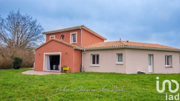 Maison traditionnelle 7 pièces de 174 m² à Mortagne-sur-Sèvre (85290)