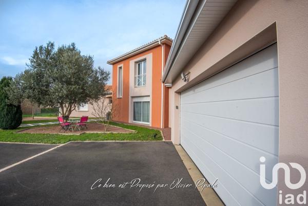 Maison traditionnelle 7 pièces de 174 m² à Mortagne-sur-Sèvre (85290)