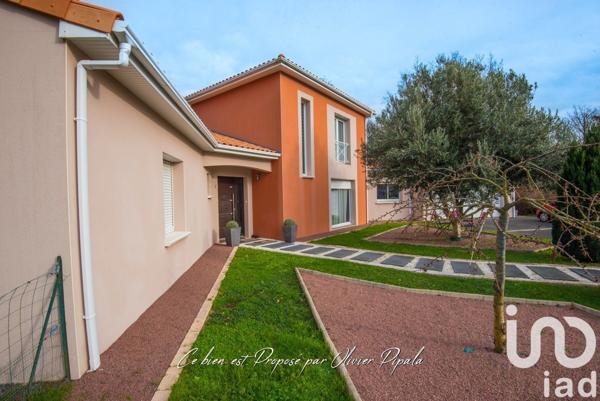 Maison traditionnelle 7 pièces de 174 m² à Mortagne-sur-Sèvre (85290)