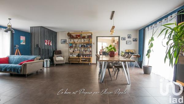 Maison traditionnelle 7 pièces de 174 m² à Mortagne-sur-Sèvre (85290)