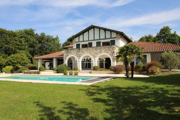 A vendre - Maison rénovée  avec piscine vue montagnes - Arcangues