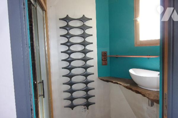 Maison ,1 pièce de vie,1 cuisine,3 chambres,1 salle de bains,1WC,1 préau