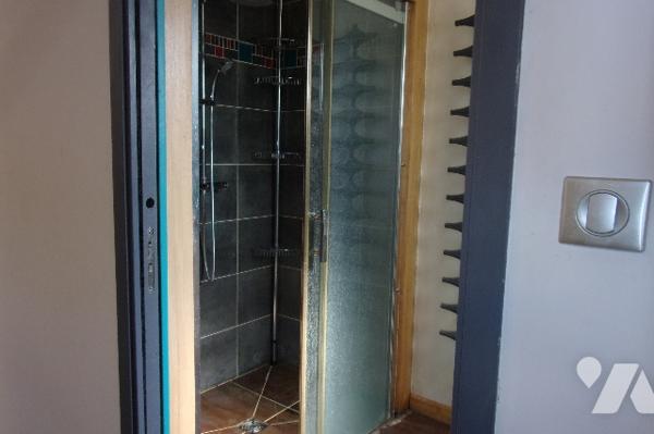 Maison ,1 pièce de vie,1 cuisine,3 chambres,1 salle de bains,1WC,1 préau