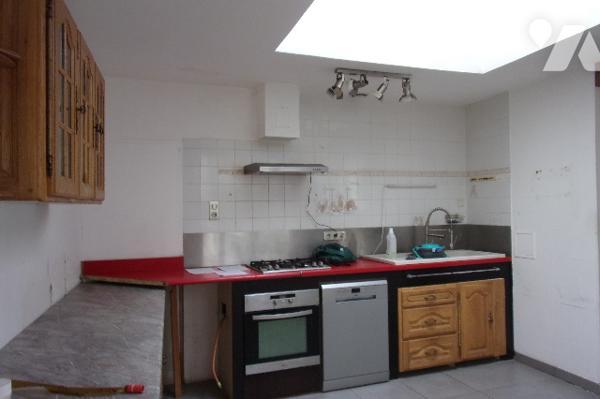 Maison ,1 pièce de vie,1 cuisine,3 chambres,1 salle de bains,1WC,1 préau