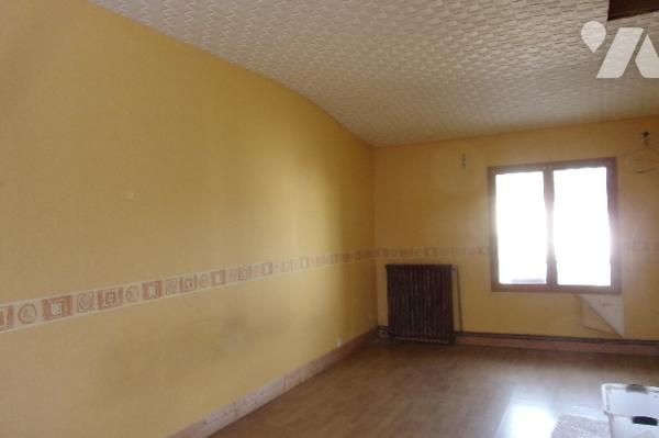 Maison ,1 pièce de vie,1 cuisine,3 chambres,1 salle de bains,1WC,1 préau