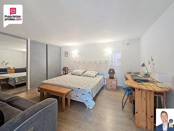 Villa 3 pièces et appartement 2 pièces 183 m2 sur un terrain de 3000 m2 avec  garage , sous-sol et piscine