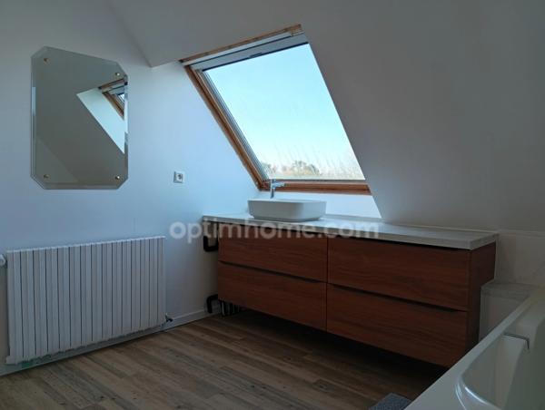 Une Maison, Un Grand Terrain, Un Hangar : L'Espace pour Tous Vos Projets !