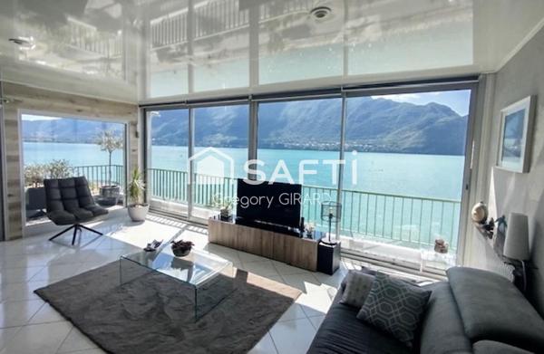 Ce bien bénéficie d’une vue magnifique sur le lac du Bourget et la dent du chat. Entièrement rénové avec des matériaux de qualité, son emplacement permet à ses occupants de disposer d’un accès immédiat au lac.