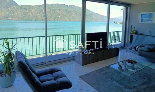 Ce bien bénéficie d’une vue magnifique sur le lac du Bourget et la dent du chat. Entièrement rénové avec des matériaux de qualité, son emplacement permet à ses occupants de disposer d’un accès immédiat au lac.