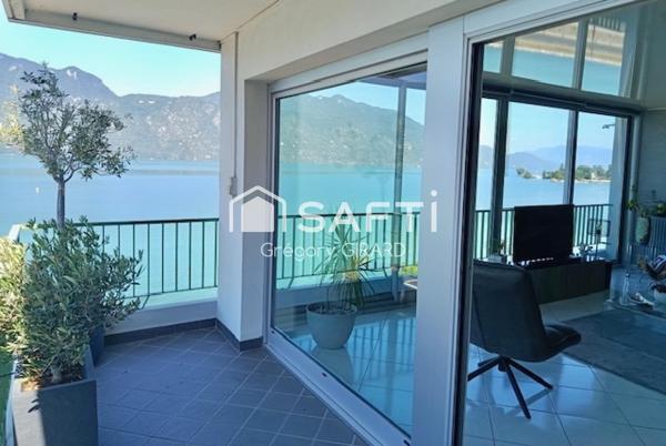 Ce bien bénéficie d’une vue magnifique sur le lac du Bourget et la dent du chat. Entièrement rénové avec des matériaux de qualité, son emplacement permet à ses occupants de disposer d’un accès immédiat au lac.