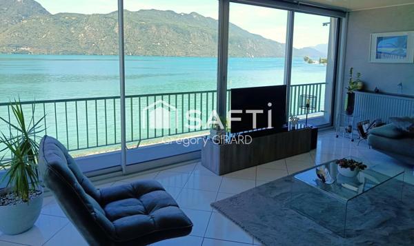 Ce bien bénéficie d’une vue magnifique sur le lac du Bourget et la dent du chat. Entièrement rénové avec des matériaux de qualité, son emplacement permet à ses occupants de disposer d’un accès immédiat au lac.