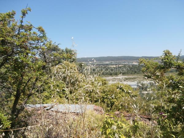 LA BRILLANNE. Proche ORAISON. Dans impasse et petit quartier calme et pavillonnaire avec très jolie vue dégagée sur la Durance. Édifiée à flan de colline sur une grande parcelle de  1 162 m2 avec eau du canal d'arrosage. Bastide des années 1968 à restaurer. Surface habitable 138 m2. De type 6 comprenant hall/couloir, belle pièce à vivre avec cheminée à l'ancienne ouverte,  grande cuisine indépendante, 3 chambres, dortoir, salle de bains, véranda, toilettes, cave en sous sol et garage. Chauffage central au fuel. Tout à l'égout. Prévoir un budget travaux important. Maison confortable avec de beaux volumes qui mérite une belle restauration. Bon rapport qualité/prix.