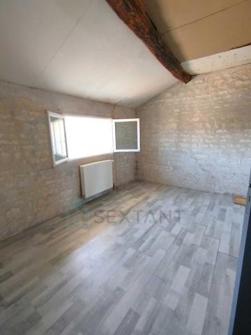 MAISON DE VILLE EN PIERRE - 6 PIECES - 120 M² - COUR PRIVEE