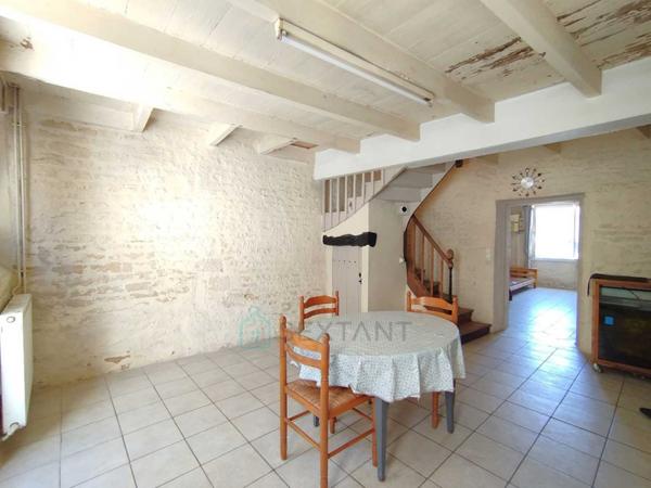 MAISON DE VILLE EN PIERRE - 6 PIECES - 120 M² - COUR PRIVEE