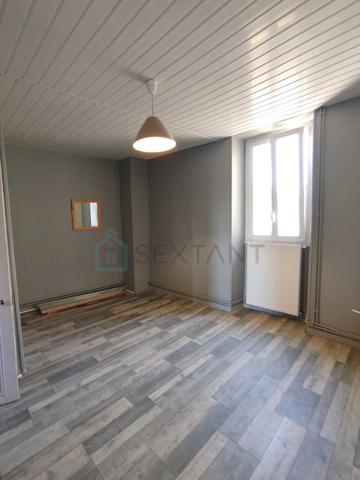 MAISON DE VILLE EN PIERRE - 6 PIECES - 120 M² - COUR PRIVEE