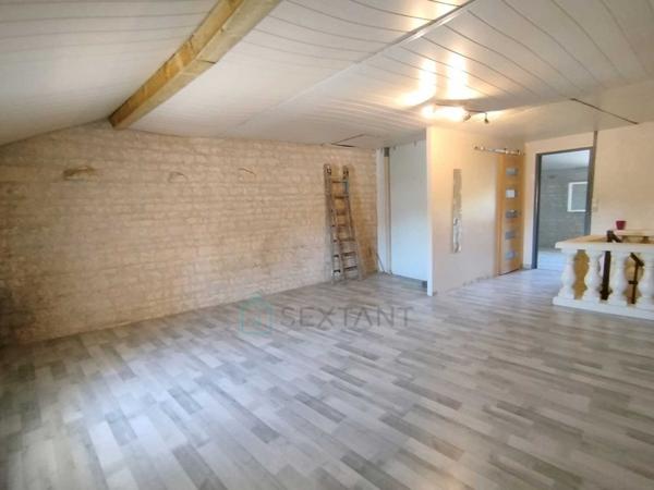 MAISON DE VILLE EN PIERRE - 6 PIECES - 120 M² - COUR PRIVEE