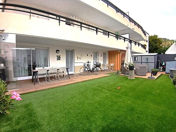 Six-fours Rez de Jardin, appartement T3 de 65 m² , jardin de 80 m², place de parking et cave.