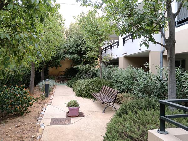 Six-fours Rez de Jardin, appartement T3 de 65 m² , jardin de 80 m², place de parking et cave.