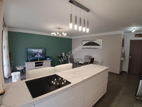 Six-fours Rez de Jardin, appartement T3 de 65 m² , jardin de 80 m², place de parking et cave.