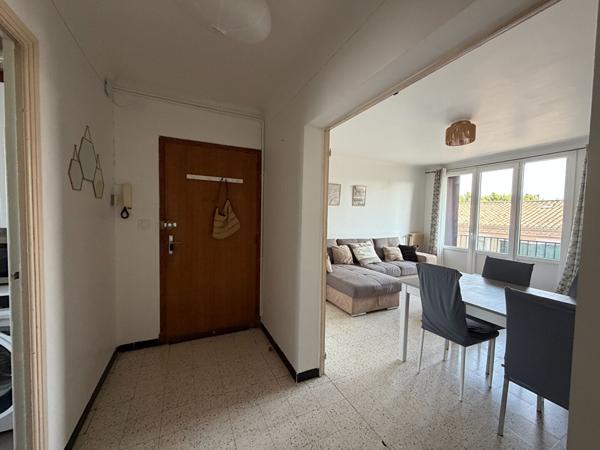 Location appartement T4 meublé de 79 m² avec balcons et parking à Carcassonne