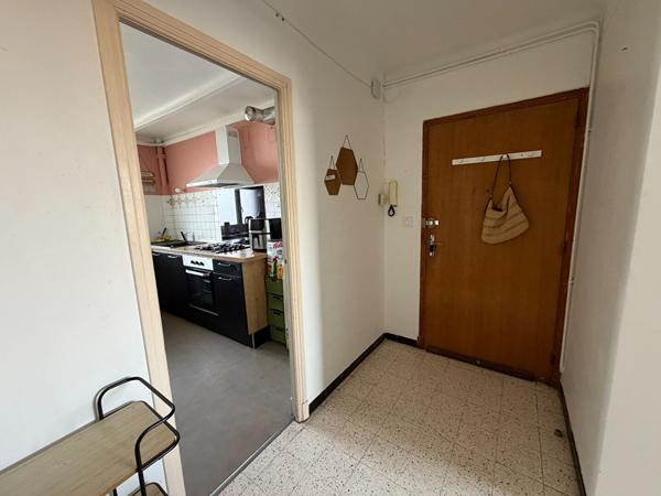 Location appartement T4 meublé de 79 m² avec balcons et parking à Carcassonne