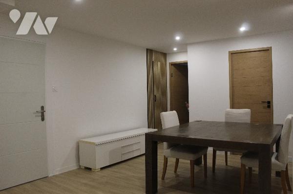 Duplex de 5 chambres entièrement rénové, avec une cave au RDC.