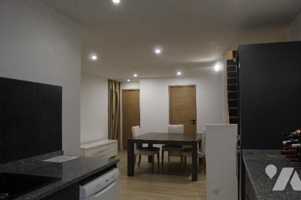 Duplex de 5 chambres entièrement rénové, avec une cave au RDC.