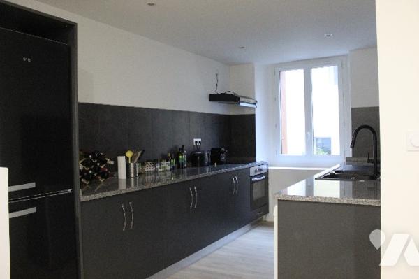 Duplex de 5 chambres entièrement rénové, avec une cave au RDC.