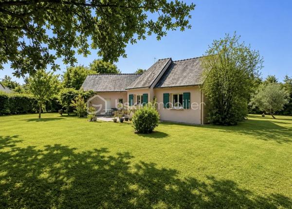 Aux portes de La Baule – Maison de plain-pied de 120 m² sur un magnifique terrain de 2 600 m²

Idéalement située chemin de la Nantaise, à proximité de l’Intermarché de Guérande et aux portes de La Baule, venez découvrir cette agréable maison de plain-pied construite en 2001, implantée dans un environnement verdoyant, d’une superficie habitable d’environ 120 m², elle offre une belle pièce de vie lumineuse de près de 50 m², composée d’un salon-séjour chaleureux agrémenté d’une cheminée.

La cuisine indépendante, aménagée et équipée, bénéficie d’un accès direct sur le jardin. Côté nuit, la maison propose trois chambres réparties en deux espaces distincts, dont une chambre disposant de sa salle d’eau. Une seconde salle d’eau équipée d’une douche et d’une baignoire, ainsi que deux wc indépendants, viennent compléter l’ensemble.

À l’extérieur, vous serez séduits par le magnifique terrain clos et arboré de 2 600 m², offrant un bel espace de détente et la possibilité d’y créer une piscine.

Enfin, un grand garage d’environ 40 m² complète ce bien et offre de nombreuses possibilités de rangement et d’aménagement.

Une maison agréable à vivre, avec de beaux volumes et un superbe extérieur, bénéficiant d’une situation privilégiée entre Guérande et La Baule.

Un potentiel d’évolution supplémentaire : le PLU permet également d’envisager une extension de la maison, offrant ainsi la possibilité d’agrandir la surface habitable selon vos besoins et votre projet, sous réserve des autorisations d’urbanisme.

À découvrir sans tarder ! résidence principale ou secondaire.
