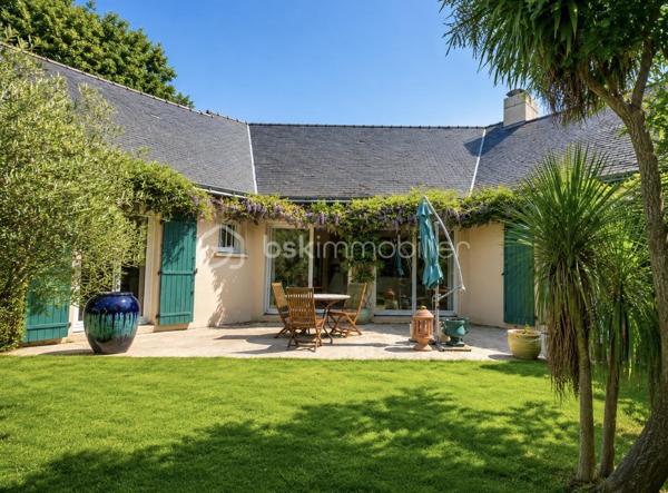 Aux portes de La Baule – Maison de plain-pied de 120 m² sur un magnifique terrain de 2 600 m²

Idéalement située chemin de la Nantaise, à proximité de l’Intermarché de Guérande et aux portes de La Baule, venez découvrir cette agréable maison de plain-pied construite en 2001, implantée dans un environnement verdoyant, d’une superficie habitable d’environ 120 m², elle offre une belle pièce de vie lumineuse de près de 50 m², composée d’un salon-séjour chaleureux agrémenté d’une cheminée.

La cuisine indépendante, aménagée et équipée, bénéficie d’un accès direct sur le jardin. Côté nuit, la maison propose trois chambres réparties en deux espaces distincts, dont une chambre disposant de sa salle d’eau. Une seconde salle d’eau équipée d’une douche et d’une baignoire, ainsi que deux wc indépendants, viennent compléter l’ensemble.

À l’extérieur, vous serez séduits par le magnifique terrain clos et arboré de 2 600 m², offrant un bel espace de détente et la possibilité d’y créer une piscine.

Enfin, un grand garage d’environ 40 m² complète ce bien et offre de nombreuses possibilités de rangement et d’aménagement.

Une maison agréable à vivre, avec de beaux volumes et un superbe extérieur, bénéficiant d’une situation privilégiée entre Guérande et La Baule.

Un potentiel d’évolution supplémentaire : le PLU permet également d’envisager une extension de la maison, offrant ainsi la possibilité d’agrandir la surface habitable selon vos besoins et votre projet, sous réserve des autorisations d’urbanisme.

À découvrir sans tarder ! résidence principale ou secondaire.