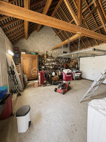 Aux portes de La Baule – Maison de plain-pied de 120 m² sur un magnifique terrain de 2 600 m²

Idéalement située chemin de la Nantaise, à proximité de l’Intermarché de Guérande et aux portes de La Baule, venez découvrir cette agréable maison de plain-pied construite en 2001, implantée dans un environnement verdoyant, d’une superficie habitable d’environ 120 m², elle offre une belle pièce de vie lumineuse de près de 50 m², composée d’un salon-séjour chaleureux agrémenté d’une cheminée.

La cuisine indépendante, aménagée et équipée, bénéficie d’un accès direct sur le jardin. Côté nuit, la maison propose trois chambres réparties en deux espaces distincts, dont une chambre disposant de sa salle d’eau. Une seconde salle d’eau équipée d’une douche et d’une baignoire, ainsi que deux wc indépendants, viennent compléter l’ensemble.

À l’extérieur, vous serez séduits par le magnifique terrain clos et arboré de 2 600 m², offrant un bel espace de détente et la possibilité d’y créer une piscine.

Enfin, un grand garage d’environ 40 m² complète ce bien et offre de nombreuses possibilités de rangement et d’aménagement.

Une maison agréable à vivre, avec de beaux volumes et un superbe extérieur, bénéficiant d’une situation privilégiée entre Guérande et La Baule.

Un potentiel d’évolution supplémentaire : le PLU permet également d’envisager une extension de la maison, offrant ainsi la possibilité d’agrandir la surface habitable selon vos besoins et votre projet, sous réserve des autorisations d’urbanisme.

À découvrir sans tarder ! résidence principale ou secondaire.